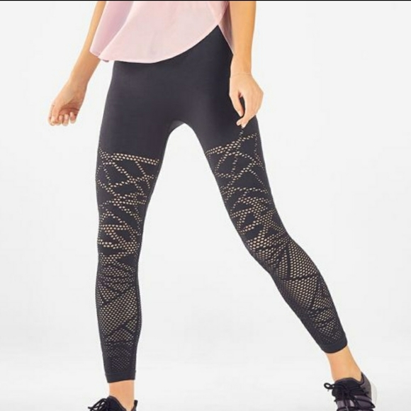 Host Pick Demi Lovato XS  Fabletics Black Capri - Picture 5 of 8